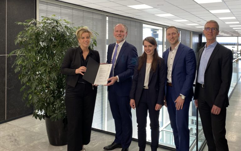 Von links: Wirtschafts- und Klimaschutzministerin Mona Neubaur