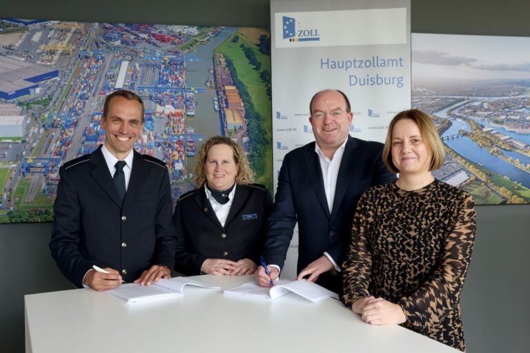 Im Duisburger Hafen entsteht in den kommenden Monaten eine Großröntgenanlage (GRA) für beladene Lkw. Darüber freuen sich Philipp Schwedes