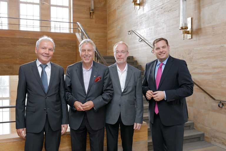 Von links: Markus Teuber (Sprecher der Geschäftsführung der logport ruhr GmbH)