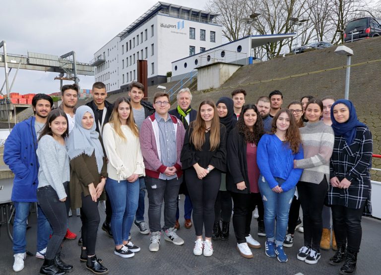 duisport-Vorstandsvorsitzender Erich Staake stellte sich den Fragen von Schülern aus Duisburg