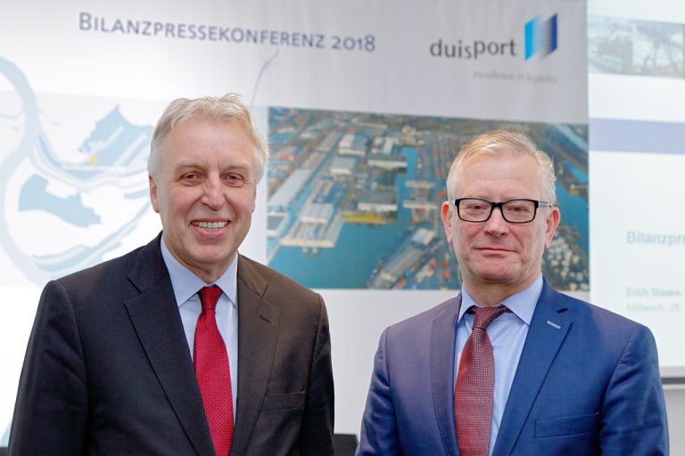 Der duisport-Vorstand (v. l.) Erich Staake (Vorstandsvorsitzender) und Prof. Thomas Schlipköther empfingen die Presse bei der diesjährigen Bilanzpressekonferenz I © duisport/krischerfotografie