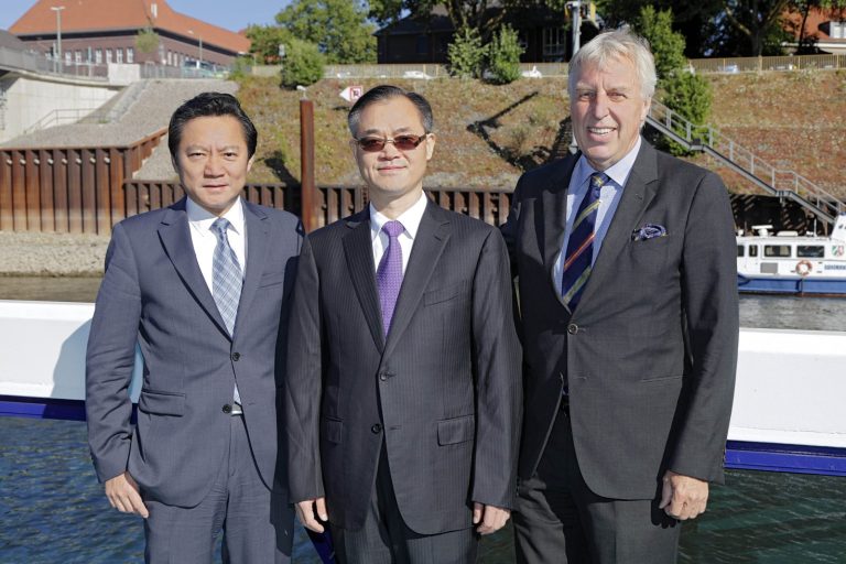 duisports Vorstandsvorsitzender Erich Staake empfing Chongqings Bürgermeister Liu Guiping (Mitte) und Chinas Generalkonsul Feng Haiyang. Copyright duisport/krischerfotografie