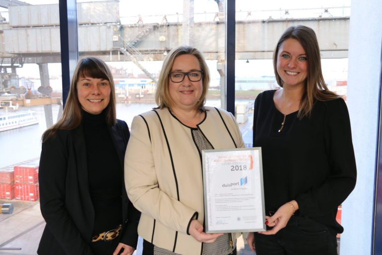 Übergabe der Urkunde: (v. l.) Christiane Bey (Leiterin Personalentwicklung)