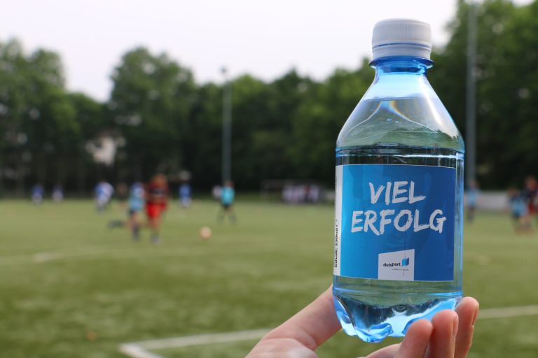 Auch in diesem Jahr treten insgesamt wieder 24 Betriebs-Fußballmannschaften aus Duisburg beim duisport-Cup an. © duisport