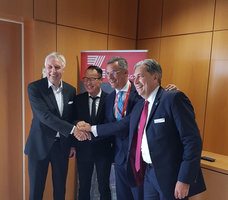 Auf gute Zusammenarbeit (v. l. n. r.): Erich Staake