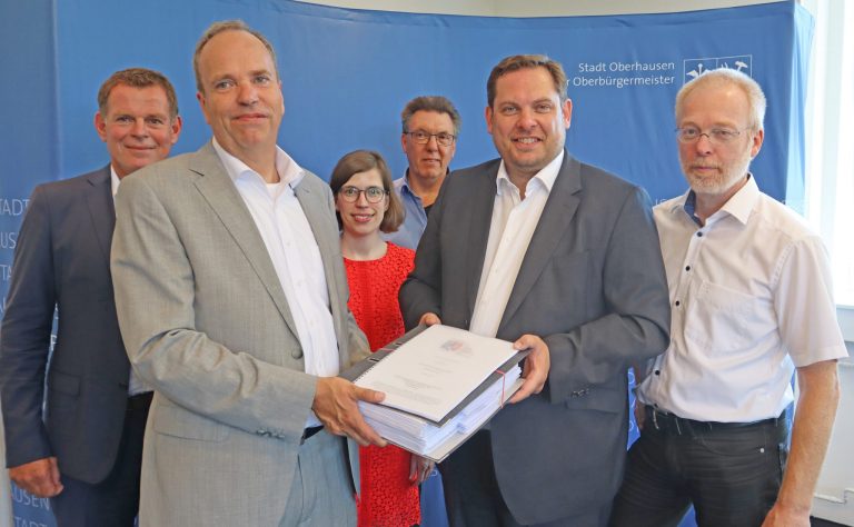 Überreichung der Bau- und Betriebsgenehmigung für das zentrale Auslieferungslager der Edeka Rhein-Ruhr (v. l.): Thomas Middelmann (Geschäftsführung logport ruhr)|