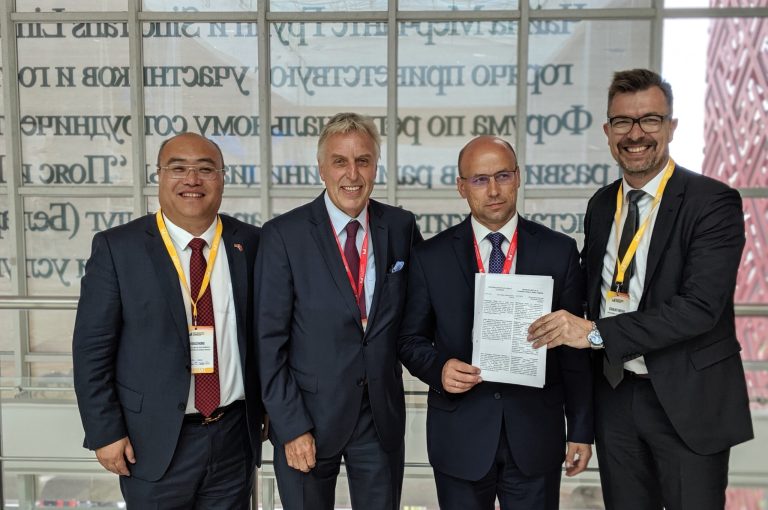 V. l. n. r.: Du Baozhong (General Manager