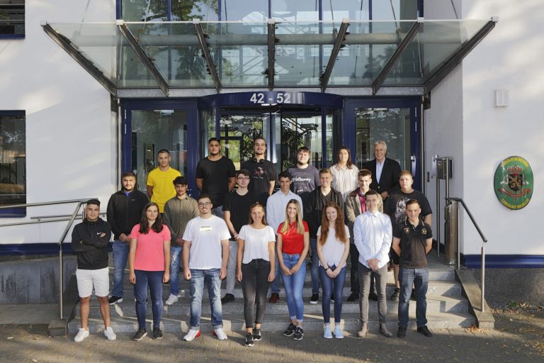 duisports-Vorstandsvorsitzender Erich Staake hieß heute die neuen Auszubildenden an ihrem ersten Tag im Unternehmen willkommen. Copyright krischerfotografie