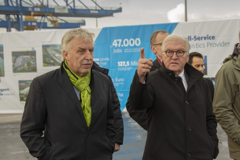 Im Rahmen seiner Ruhrgebiets-Visite besuchte Bundespräsident Frank-Walter Steinmeier (rechts) heute den Duisburger Hafen. duisports-Vorstandsvorsitzender Erich Staake (links) zeigte dem Bundespräsidenten u.a. logport I in Duisburg Rheinhausen. Copyright duisport/Frank Reinhold