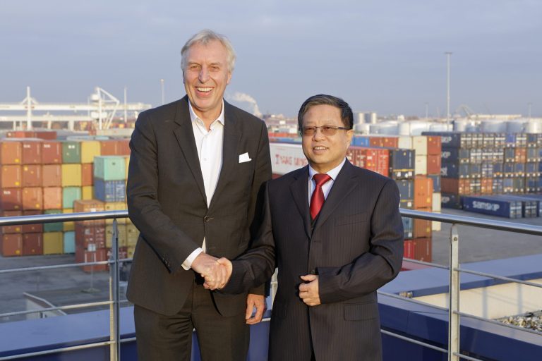 duisports Vorstandsvorsitzender Erich Staake (l.) und Jiyi Zhang (Chairman of China Railway Container Transport Corp.