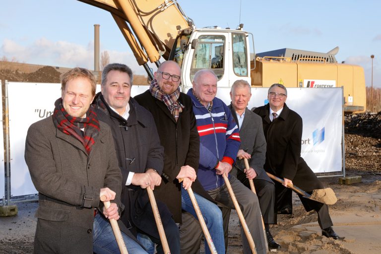 Bildunterschrift: Der erste Spatenstich: (v.l.n.r) Martin Murrack (Stadtdirektor und Stadtkämmerer der Stadt Duisburg)