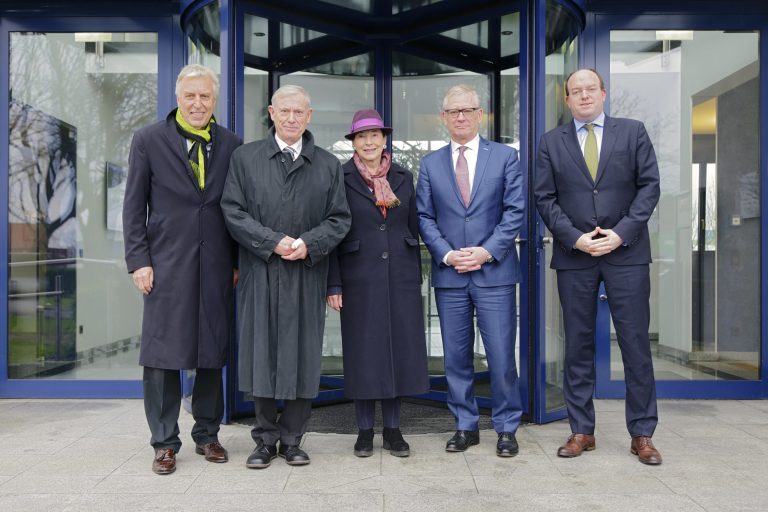 Der duisport-Vorstand empfing den Bundespräsidenten a.D. und seine Ehefrau vor der Hauptverwaltung der Duisburger Hafen AG: (v.l.n.r.) Erich Staake (Vorsitzender des duisport-Vorstandes); Bundespräsident a.D. Horst Köhler; Eva Luise Köhler; Prof. Thomas Schlipköther (Mitglied des Vorstandes); Markus Bangen (Mitglied des Vorstandes) © krischerfotografie