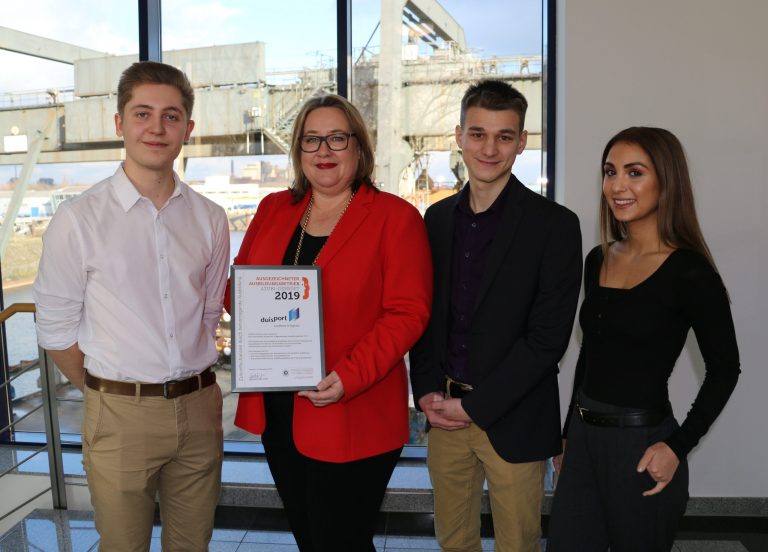 (v.l.n.r.) duisport-Auszubildender Leon Felgenträger|