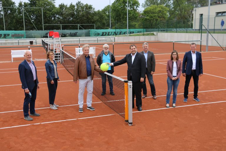 Bildunterschrift (v. l. n. r.): Hermann Brücker (2. Vorsitzender Buschhausener TC)