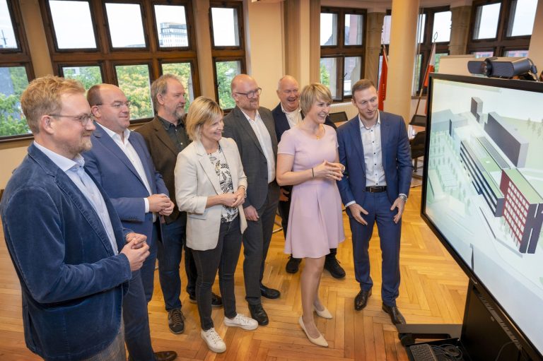 Antragsteller für das H2-Bildungszentrum v.l.n.r. hinten: Wirtschaftsdezernent Michael Rüscher