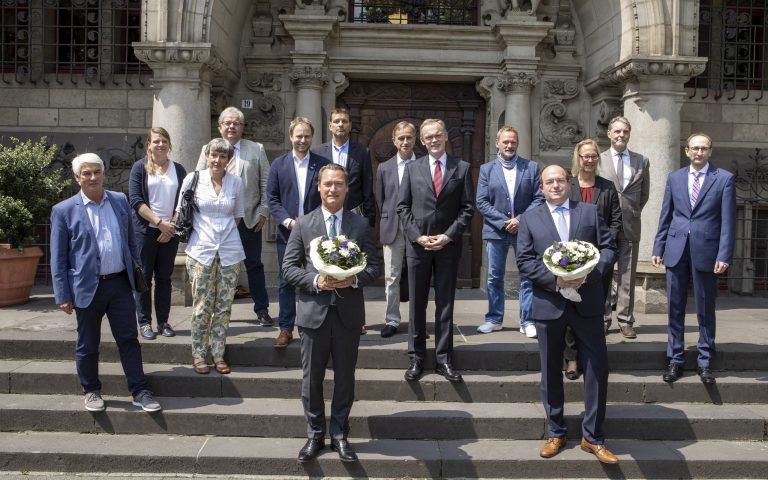 Dr. Carsten Hinne (vorne links) und Markus Bangen (vorne rechts) nach der heutigen außerordentlichen Aufsichtsratssitzung mit Herrn Dr. Hendrik Schulte (Mitte) sowie den gesamten Aufsichtsratsmitgliedern der Duisburger Hafen AG. © Georg Lukas