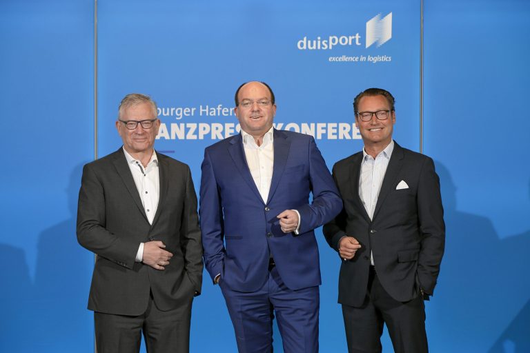Bildunterschrift: Der duisport-Vorstand stellte heute in einer hybriden Pressekonferenz die duisport-Bilanz 2021 vor (v. l. n. r.): Prof. Thomas Schlipköther (Mitglied des Vorstands). Markus Bangen (Vorstandsvorsitzender) und Dr. Carsten Hinne (Mitglied des Vorstands). © duisport/krischerfotografie