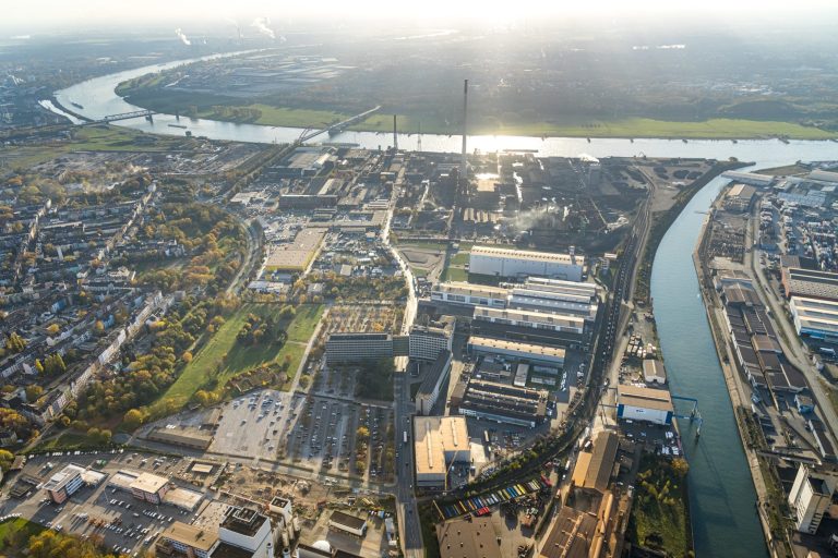 Hier im Gebiet des Rheinkai Nord in Duisburg-Hochfeld plant Koole gemeinsam mit duisport künftig die Lagerung sowie den Umschlag von flüssigen Massengütern im Duisburger Hafen. © Hans Blossey