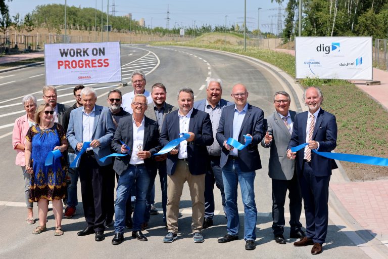 Bildzeile: Gaben gemeinsam mit Oberbürgermeister Sören Link (3.v. rechts) den 1. Bauabschnitt der Querspange Hamborn / Walsum für den öffentlichen Verkehr frei; (vorne) v. links): Martina Herrmann