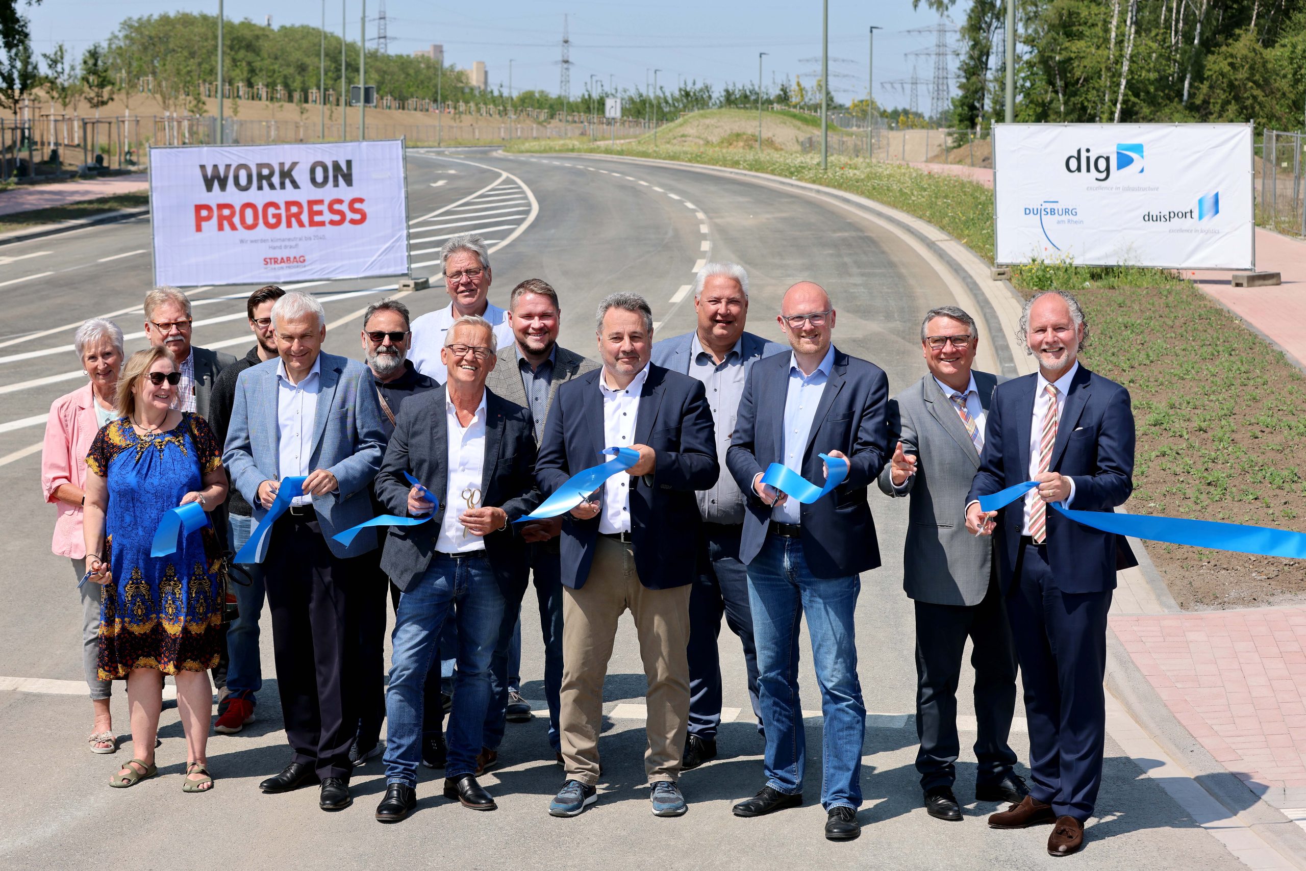 Bildzeile: Gaben gemeinsam mit Oberbürgermeister Sören Link (3.v. rechts) den 1. Bauabschnitt der Querspange Hamborn / Walsum für den öffentlichen Verkehr frei;  (vorne) v. links): Martina Herrmann