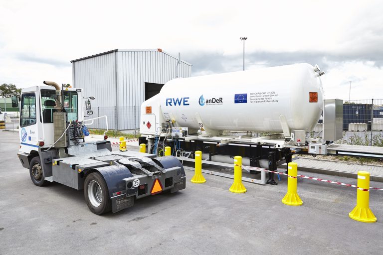 Dank der LNG-Tankstelle auf logport III können Betriebsfahrzeuge des Duisburger Hafens ab sofort das flüssige Erdgas tanken. © RWE