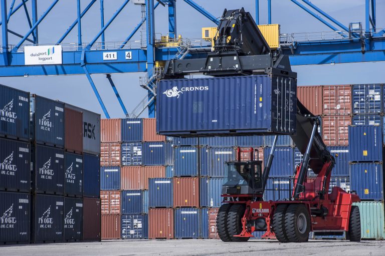 Über 4 Millionen Container werden umgeschlagen. Copyright Frank Reinhold.