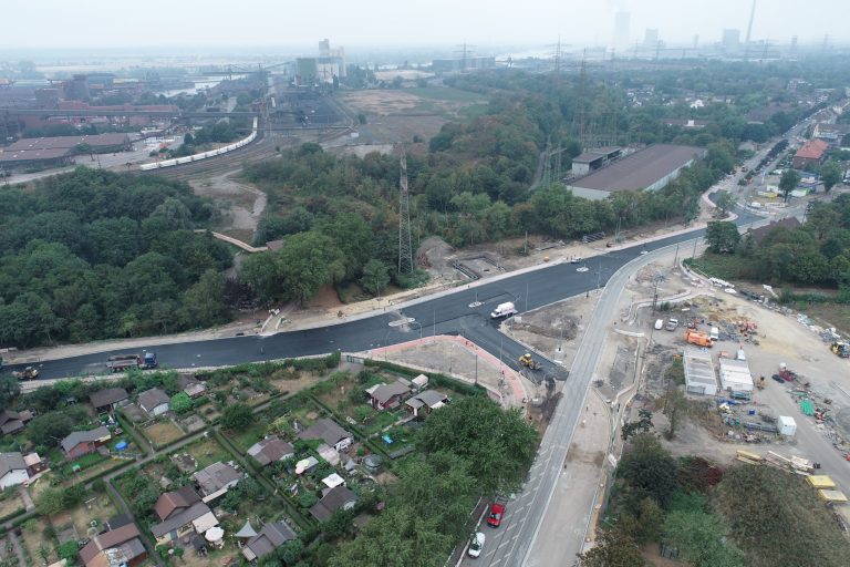 Blick auf die Kreuzung Weseler Straße / Willy-Brandt-Ring: In der vergangenen Woche (hier: 26.08.2022) wurde der neue Asphalt aufgebracht. Copyright: duisport