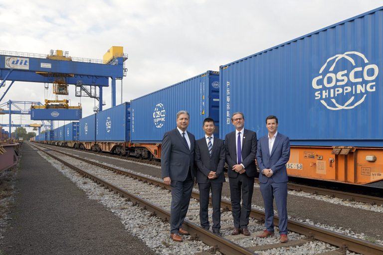 Die Hinterlandverbindung zwischen Zeebrügge und duisport steht. Darüber freuen sich die Kooperationspartner (v.l.n.r.): Peter Plewa