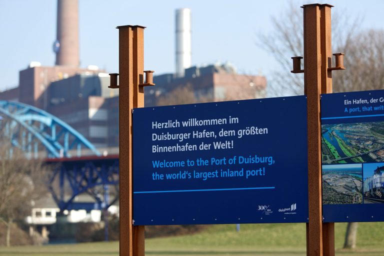 An der Anlegestelle für Flusskreuzfahrtschiffe auf der Ruhrorter Mühlenweide stehen nun die zweisprachig gestalteten Informationstafeln für Hafentouristen. © duisport/krischerfotografie