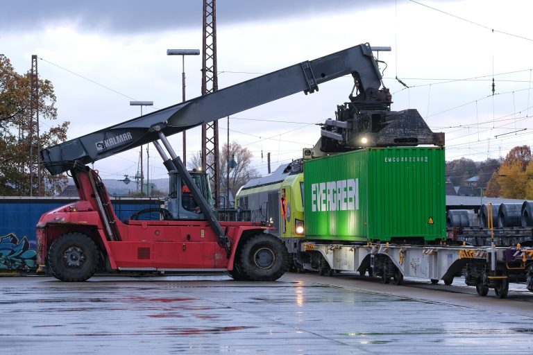 Mit „LOG4NRW“ soll die Verkehrssituation im Ruhrgebiet und in Südwestfalen entlastet werden. Ein erster Zug startete jetzt vom Südwestfalen Containerterminal in Kreuztal. Über Dortmund ging es für den Zug nach Duisburg. Hier wurden sie aufs Binnenschiff geladen und nach Rotterdam gebracht.  Foto: LOG4NRW