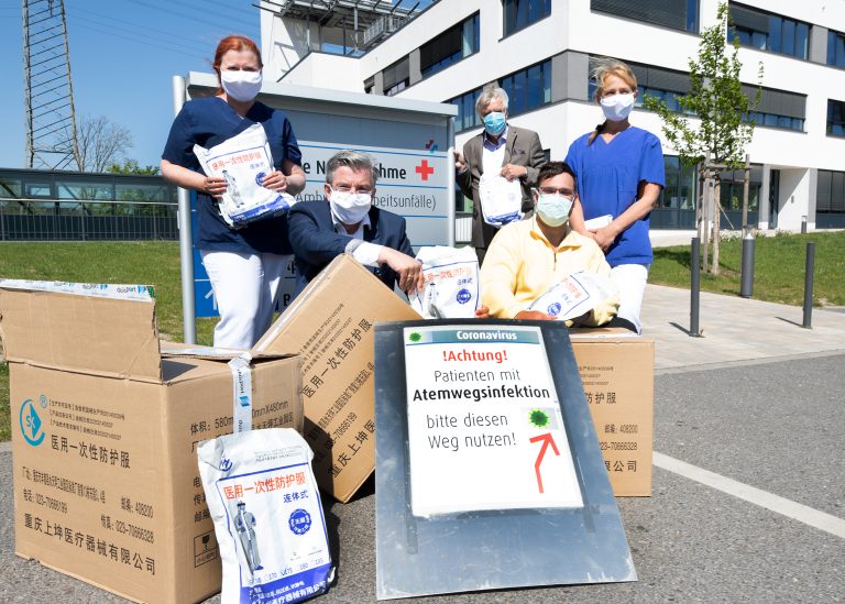 Bildunterschrift v. l. n. r.: Stefanie Zubehör (Hygienefachkraft Evangelisches Klinikum Niederrhein); Dr. med. Andreas Sander (Medizinischer Geschäftsführer Evangelisches Klinikum Niederrhein); Erich Staake (duisport-Vorstandsvorsitzender); Dr. Stefan Simon (Leiter der Krankenhaushygiene Evangelisches Klinikum Niederrhein); Petra Felcmann (Hygienefachkraft Evangelisches Klinikum Niederrhein). Copyright: Georg Lukas