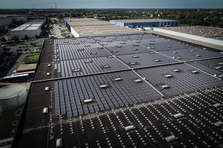 Auf logport I in Rheinhausen betreiben die Stadtwerke Duisburg bereits eine der größten Photovoltaik-Anlagen in Duisburg. Auf einem rund 24.000 m² großen Hallendach sorgen knapp 18.500 Solarmodule für eine installierte Leistung von 1