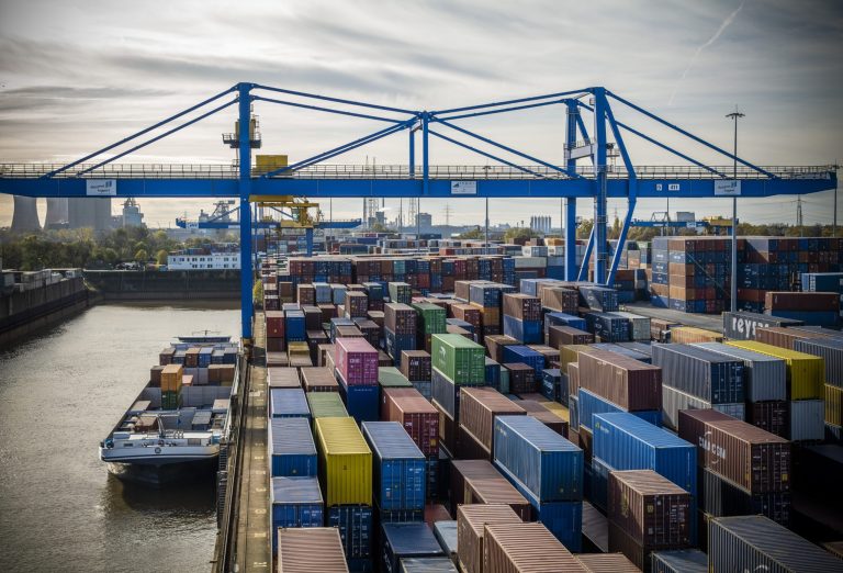 Auf Basis von hochauflösenden 12K-Kameras erfasst „Rivergate“ u. a. am D3T Terminal auf logport I digital die ID des Containers beim Be- und Entladen eines Binnenschiffs in wenigen Sekunden. Copyright VITRONIC/Hosan