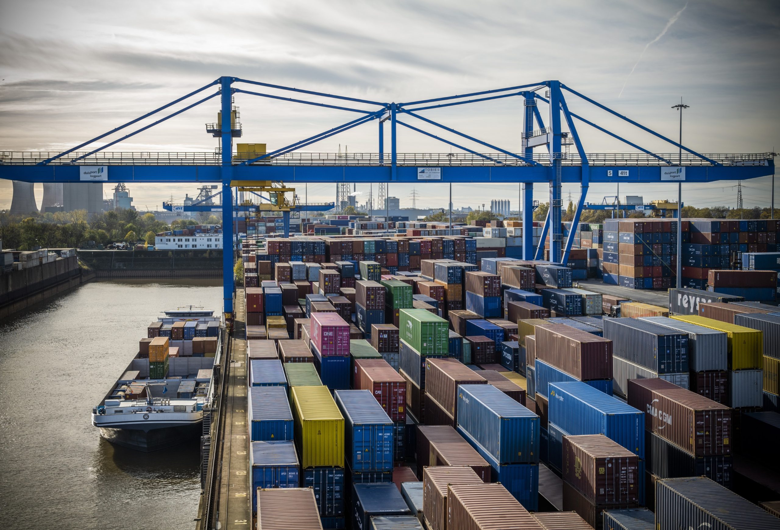 Auf Basis von hochauflösenden 12K-Kameras erfasst „Rivergate“ u. a. am D3T Terminal auf logport I digital die ID des Containers beim Be- und Entladen eines Binnenschiffs in wenigen Sekunden. Copyright VITRONIC/Hosan