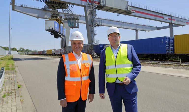 Alexander Stern (Geschäftsführer der DUSS) und Markus Bangen (duisport-CEO) freuen sich über die partnerschaftliche Lösung.  Copyright: duisport/krischerfotografie