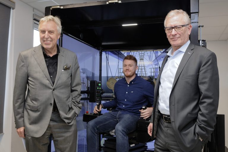 (v. l. n. r.): 3D-Kransimulator im Duisburger Hafen vorgestellt – Erich Staake (Vorsitzender des duisport-Vorstandes)