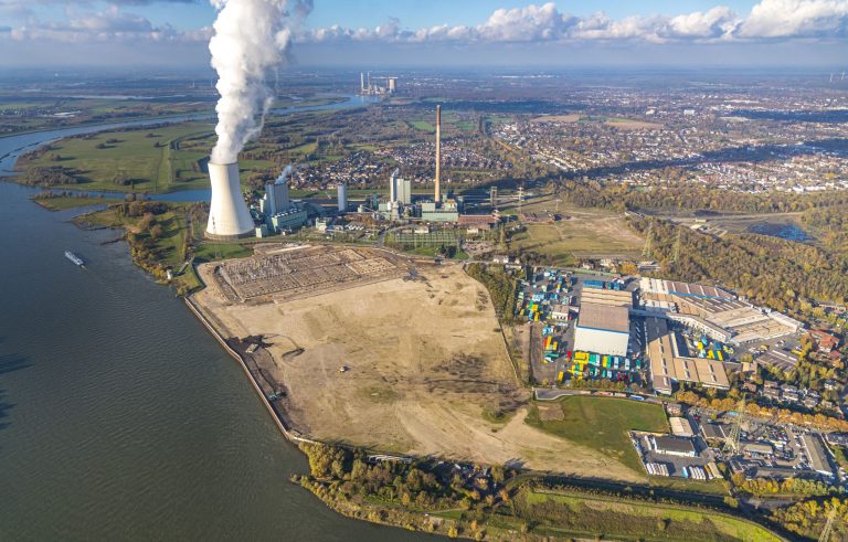 Bildunterschrift: Das Containerlogistikunternehmen Maersk und duisport bündeln ihre Kräfte für den Aufbau und Betrieb eines neuen Vertriebs- und Logistikzentrums auf logport VI im Duisburger Norden. © Hans Blossey