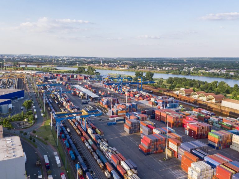 Mit der Kooperation können gemeinsam die Warenströme aus Rotterdam über den zentralen Logistikhub Duisburg (im Bild: logport I) und die Rheinschiene noch effizienter gesteuert werden. Foto: dws/duisport