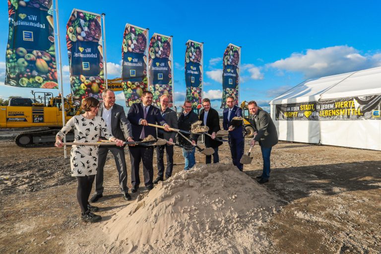 (v.l.n.r.) Sandra Strohbücker (Geschäftsführerin logport)