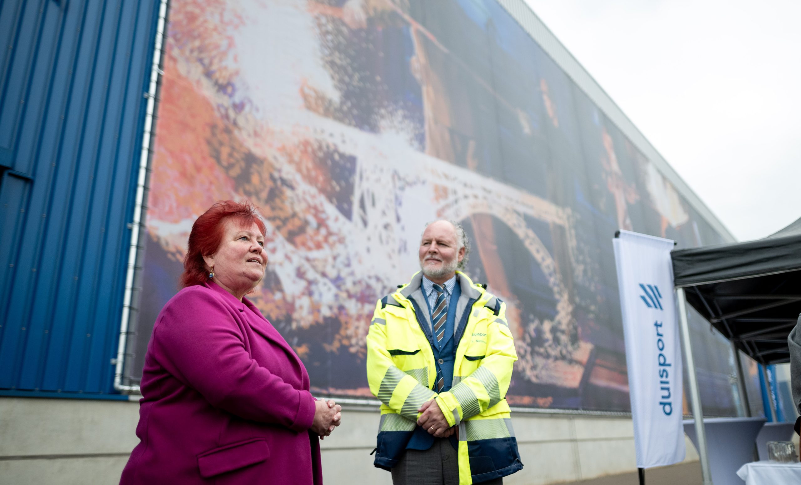 Vorstellung der Hafenhalle mit großen Kunstdrucken mit Motiven aus der Stahlindustrie