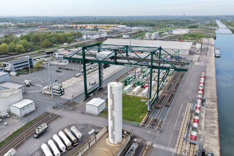 Die duisport-Gruppe setzt ihren Wachstumskurs fort und beteiligt sich am Maxi Terminal Hamm (MTH). Damit sichert sich das Unternehmen den Zugang zu einem der wichtigsten Logistikknoten im östlichen Ruhrgebiet und stärkt gezielt die Anbindung der westfälischen Industrie an internationale Märkte.